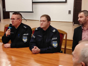 Prowadzący 
policjańci